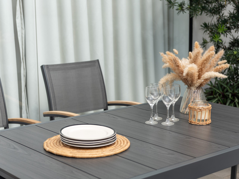 Essence Table 156–246 x 95 cm - ALU